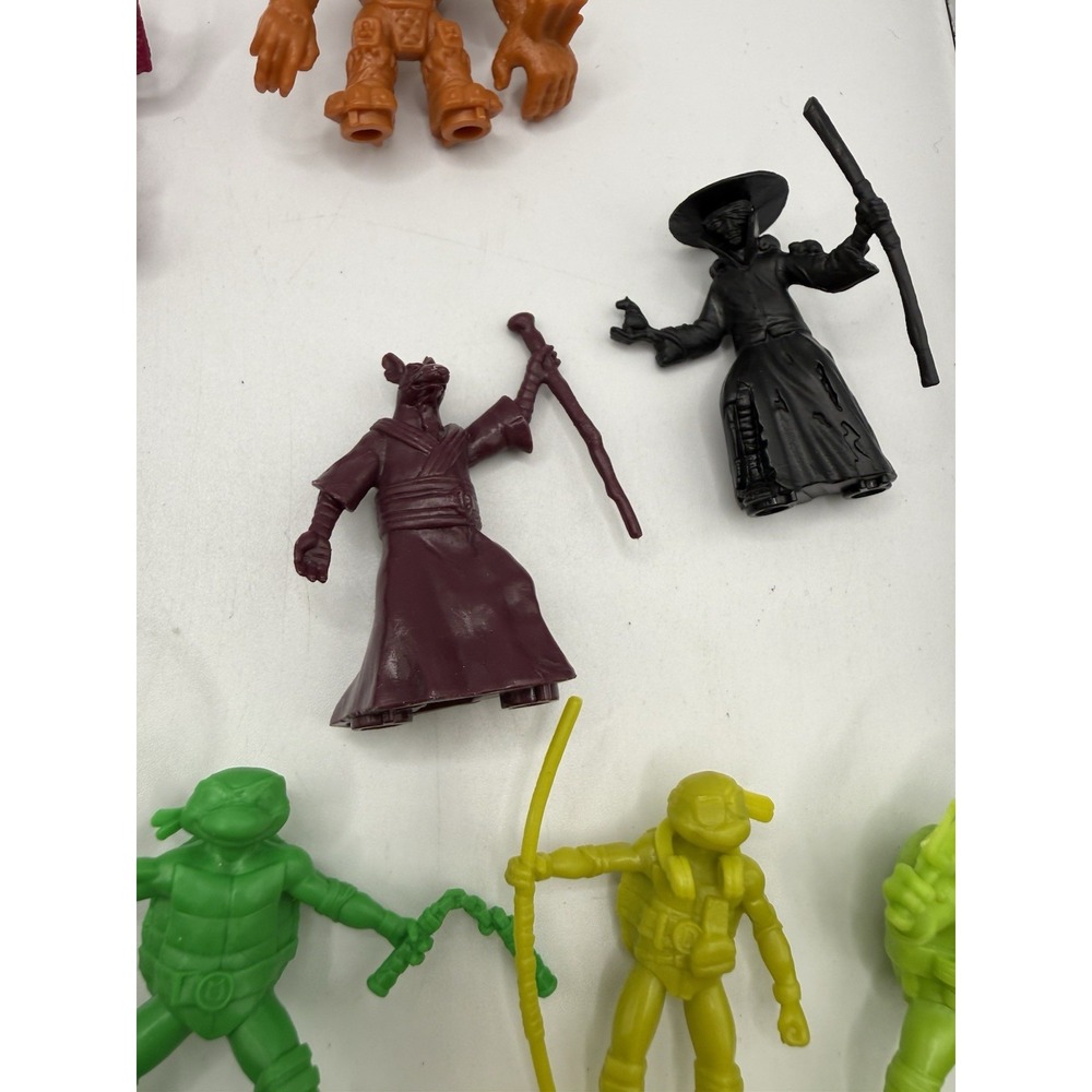 Teenage Mutant Ninja Turtles Mutant Mayhem Bucket of 47 Mini Figures. - Picture 8 of 9